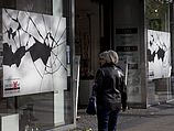 Берлинские магазины поместили на витринах изображение разбитого стекла в память о погромах 