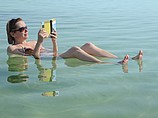 В водах Мертвого моря