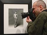 Фотография Карлы Бруни, выставленная на аукцион в 2008 году