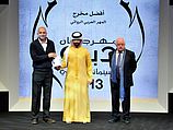 Шейх Мансур бин Мухаммад бин Рашид аль-Мактум вручает приз фестиваля Дубаи Хани Абу-Асаду за фильм 