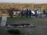 Гилад Шарон около могилы матери на ферме Шикмим, где будет похоронен Ариэль Шарон