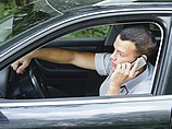 Полиция разрешила водителям говорить по телефону, когда автомобиль стоит на светофоре