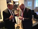 Министр экономики Израиля помирился со спикером Европарламента и подарил ему древнюю монету