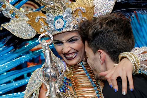 Королева карнавала Аманда Пердомо и дизайнер Даниэль Пейдж Королева карнавала Аманда Пердомо и дизайнер Даниэль Пейдж