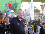 Мэр Тель-Авива Рон Хульдаи дает старт марафону. 28 февраля 2014 года