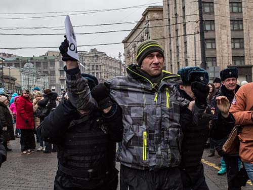 Задержание участника акции протеста против ввода российских войск в Крым. Москва. 2 марта 2014 года Задержание участника акции протеста против ввода российских войск в Крым. Москва. 2 марта 2014 года