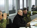 Наблюдение за учениями сил Западного и Центрального военных округов. Владимир Путин с министром обороны Сергеем Шойгу и начальником Главного управления боевой подготовки Вооруженных Сил Иваном Бувальцевым