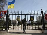 Ворота базы в Бельбеке. 10.03.2014