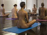В студии Bold & Naked Yoga. Март 2014 года