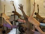 В студии Bold & Naked Yoga. Март 2014 года
