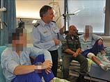 Генеральный инспектор полиции Йоханан Данино во время посещения в госпитале бойцов полицейского спецназа, раненых в Дженине