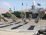 Демонстрация оружия, найденного на судне Klos-C. 10 марта 2014 года