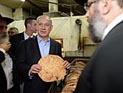 Биньямин Нетаниягу посетил пекарню в Кфар-Хабад и испек мацу