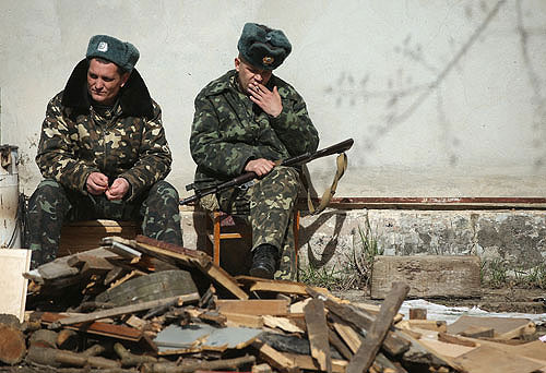 Украинские военные в поселке Любимовка, под Севастополем Украинские военные в поселке Любимовка, под Севастополем