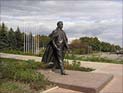 Памятник Кобзону в Донецке раскрасили в цвета украинского флага