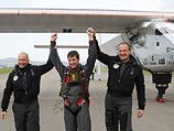 Бертран Пиккар, Маркус Шердель и Андрэ Боршберг после приземления Solar Impulse 2. Швейцария, 2 июня 2014 года