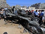 Уничтоженный автомобиль в лагере беженцев Шати в секторе Газы. 27.06.2014