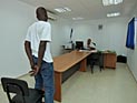 Африканец бросал камни в машины, чтобы попасть в тюрьму и скрыться от жары