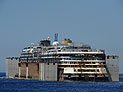 Лайнер Costa Concordia был доставлен в порт Генуи, где его разберут на лом