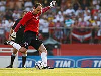 Вратарь-бомбардир улучшает рекорд и приносит победу