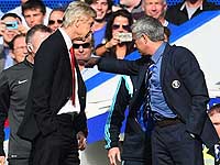 Венгер толкнул Моуриньо. 