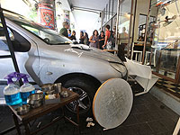 В Тель-Авиве автомобиль врезался в здание кафе, четверо раненых