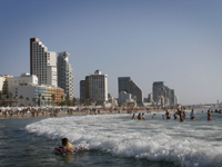 Тысячи турецких баллончиков с кремом для обуви выброшены на побережье Израиля