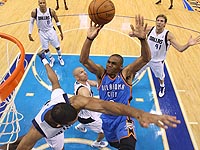 Галь Мекель провел на площадке 12 минут. 