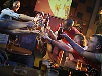 Бывшие звезды команды Manchester United выбрали для рекламы своего отеля убийцу
