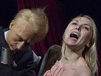 Суд Парижа оштрафовал активистку FEMEN за порчу восковой фигуры Путина