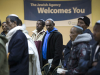 Сотрудники министерства абсорбции организовали пикет возле дома Яира Лапида