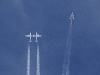 SpaceShipTwo (слева) отделяется от самолета-носителя WhiteKnightTwo перед катастрофой 31.10.2014