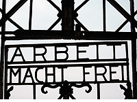 С ворот Дахау похищена надпись