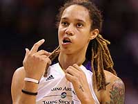 В Китае преступник с ножом напал на центровую сборной США