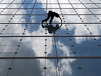 Абу-Даби: БПЛА спас жизнь застрявшему на небоскребе мойщику окон 