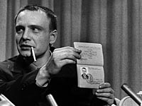 Россия отказалась выдать загранпаспорт Владимиру Буковскому