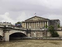 Французский парламент назначит дату голосования по 