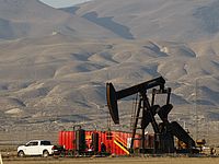 Эксперты: в ближайшие месяцы цены на нефть продолжат опускаться