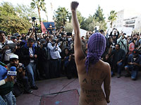 Голые феминистки присоединились к акциям протеста против массовых убийств в Мексике