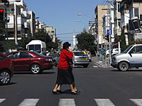 Пешеходам запретят пользоваться телефонами и плеерами при переходе дороги