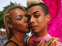 Парад секс-меньшинств в Рио: стриптиз на пляже Копакабана