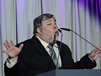 Основатель Apple присоединился к