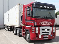 Грузовик Renault Magnum подпрыгнул на трамплине и пролетел 25 метров. ВИДЕО