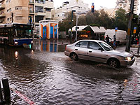 Спасатели эвакуировали 14 школьников из микроавтобуса, застрявшего в воде