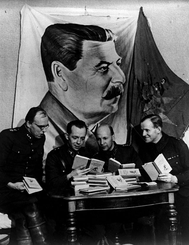 Финские офицеры изучают книгу для советских военных лыжников в захваченном штабе Финские офицеры изучают книгу для советских военных лыжников в захваченном штабе