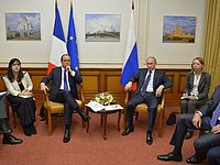 На встрече с Путиным Олланд призвал не восстанавливать Берлинскую стену