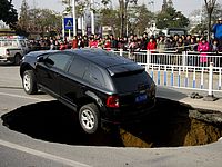 В Китае посреди новой дороги образовалась яма несколько метров глубиной. ФОТО
