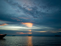 На озере Танганьика перевернулось грузо-пассажирское судно: множество жертв