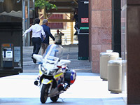 Нескольким заложникам удалось сбежать из захваченного кафе в Сиднее