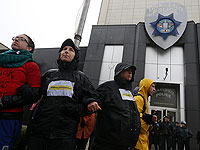 Демонстранты в Окленде приковали себя к дверям полицейского участка
